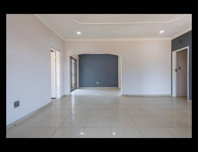 6 BEDROOM HOUSE FOR SALE IN GLENVISTA